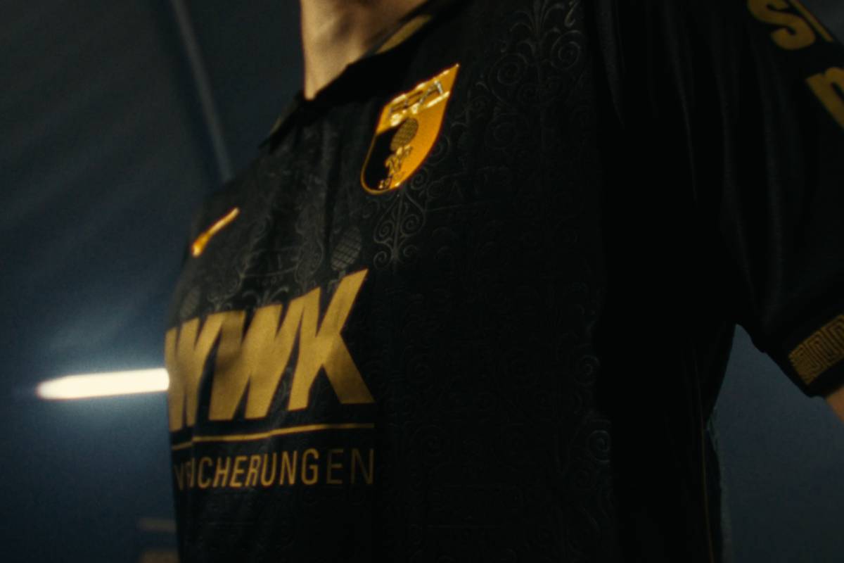 Der FC Augsburg stellt sein neues "Römertrikot" in einem epischen Video vor - das Trikot kann sich definitiv sehen lassen!