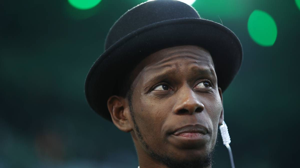 Gladbachs Offensivspieler kann verletzungsbedingt (Muskelfaserriss) nicht mitwirken, doch in Sachen Style ist er ganz vorn dabei