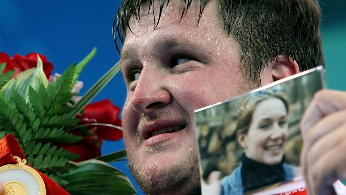 Aber es wurde noch emotionaler: Steiner widmete seinen Olympiasieg seiner rund ein Jahr zuvor verstorbenen Ehefrau und nahm die Medaille mit einem Foto von ihr in der Hand entgegen, das er die gesamte Siegerehrung über bei sich trug. Für viele ist es bis heute die bewegendste Siegesfeier der Olympia-Geschichte