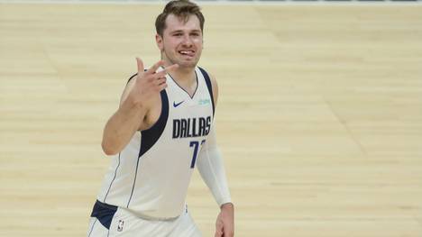Luka Doncic hat sich entschieden, einen neuen Vertrag bei den Dallas Mavericks zu unterschreiben, der ihn für weitere fünf Jahre an die Franchise aus Texas bindet.  