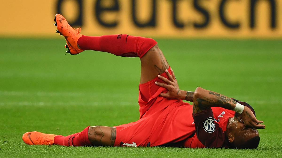 Das hat Folgen für die Eintracht: Kevin-Prince Boateng rasselt mit Marco Pjaca zusammen und bekommt dabei einen Schlag auf den Oberschenkel ab. Der zentrale Mittelfeldmann muss noch vor der Pause ausgewechselt werden