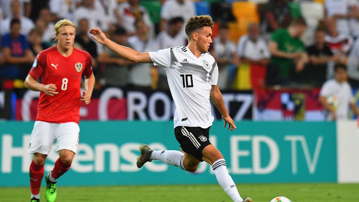 LUCA WALDSCHMIDT: In Topform, unterstrich das nicht zuletzt mit seinem Traumtor gegen Österreich. Bereits fünf Turniertreffer auf dem Konto. Der Freiburger ist sich auch nicht zu schade, den Ball aus der Tiefe zu holen. Ganz wichtig für das Kuntz-Team  