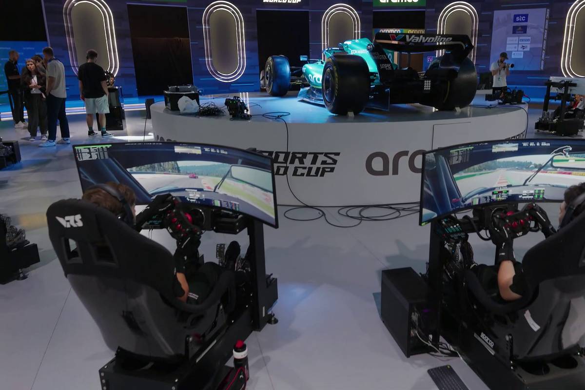 SimRacing - der virtuelle Bruder des Asphalt-Sports erfreut sich global an wachsenden Interesse. Erst vor kurzem wurde eines der prestigeträchtigsten SimRacing-Events der Welt in Riad, Saudi-Arabien abgehalten. Mit einem Preisgeld von über 500.000 Dollar lockt der Esports World Cup viele Teams, darunter BMW, AMG und Porsche, in die Hauptstadt des Königreichs. Was dahinter steckt und warum die Faszination SimRacing so im Kommen ist - Dirc Seemann berichtet live aus Riad.