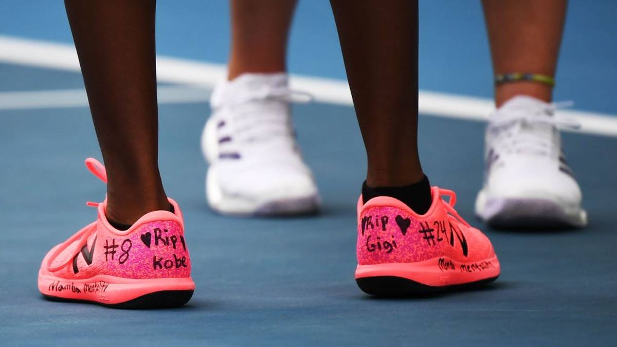 Die US-amerikanische Tennisspielerin Coco Gauff tut es den NBA-Stars gleich und beschriftet ihre Schuhe in Gedenken an Kobe und seine Tochter