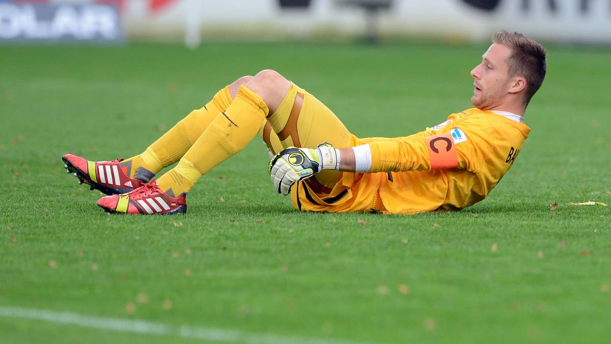 2013: Bei der 0:3-Heimniederlage gegen Hamburg erwischt der damalige Freiburger Torhüter Oliver Baumann einen rabenschwarzen Tag. Alle drei Gegentore fallen aufgrund seiner Fehler. Der Keeper erntet Hohn und Spott