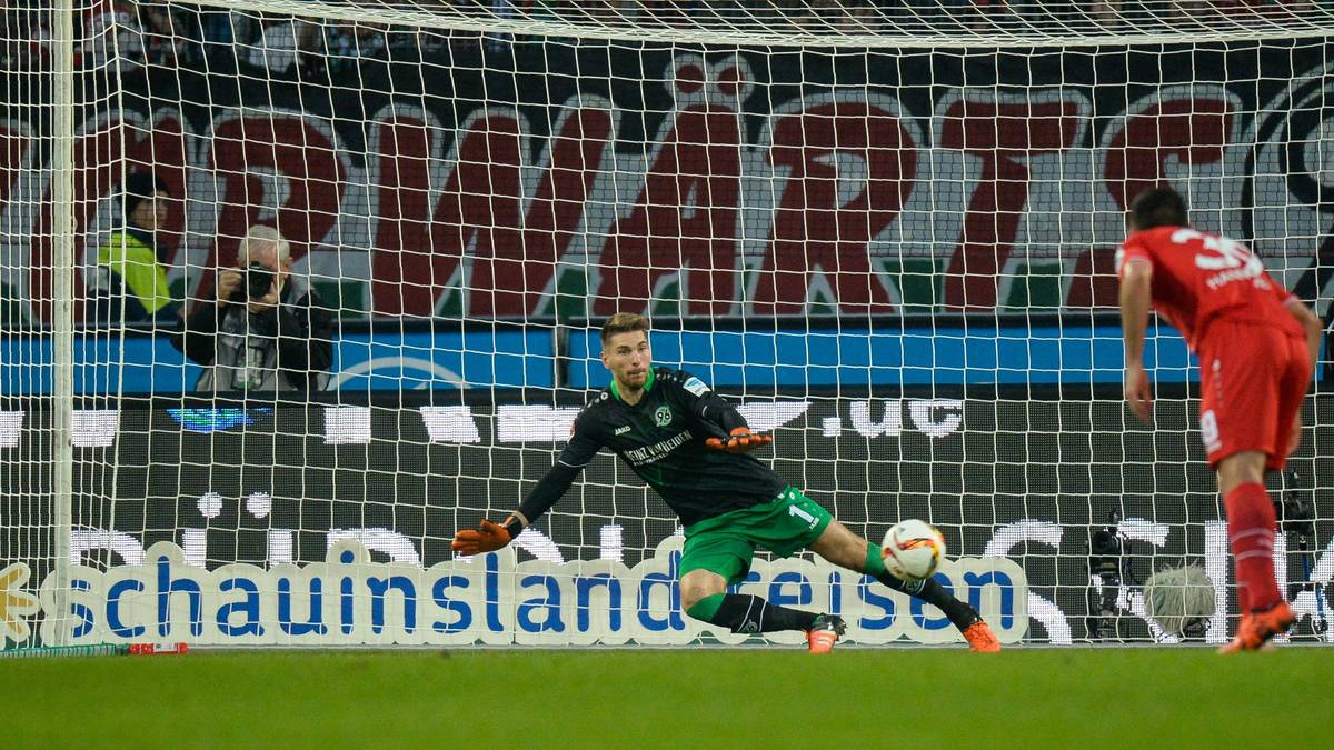 und schiebt den Ball an 96-Keeper Ron-Robert Zieler vorbei zur Münchner Führung in die Maschen