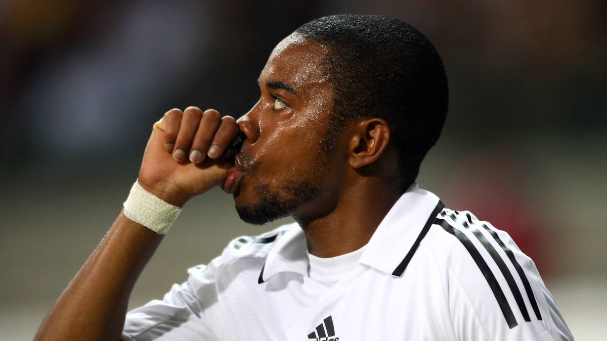 ROBINHO: Okay, er ist mit 30 Jahren noch brasilianischer Nationalspieler. Aber angesichts all der Vorschusslorbeeren verläuft die Karriere von Robinho dann doch eher unscheinbar. Nach den guten Jahren in Madrid wird der Brasilianer weder bei Manchester City noch dem AC Mailand richtig glücklich. Er flüchtet immer wieder zurück in die Heimat