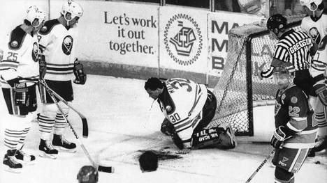 Clint Malarchuk zieht sich 1989 bei einem NHL-Spiel eine absolute Horror-Verletzung zu