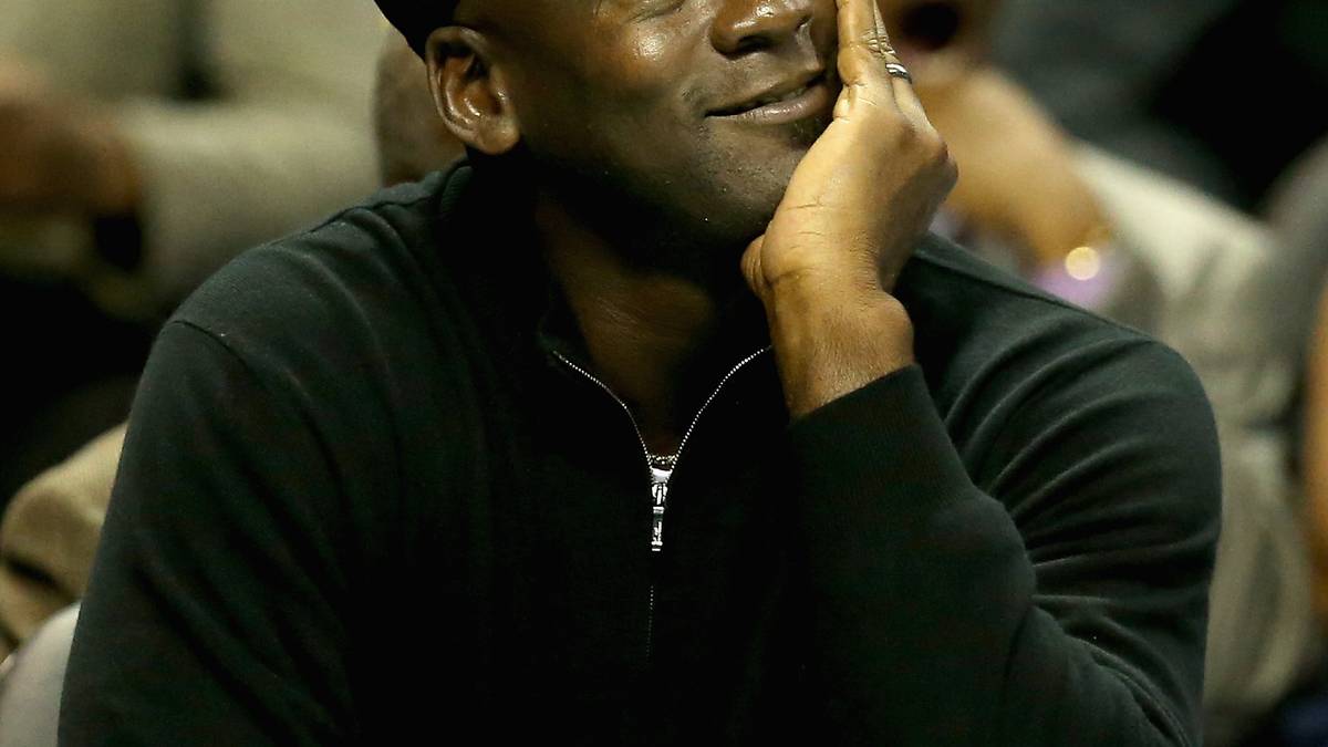 Damit liegt er hinter Basketball-Legende Michael Jordan. "His Airness" hat 26,6 Millionen Fans. Und das, obwohl der einstige NBA-Superstar seine Facebook-Seite nur alle paar Monate updatet