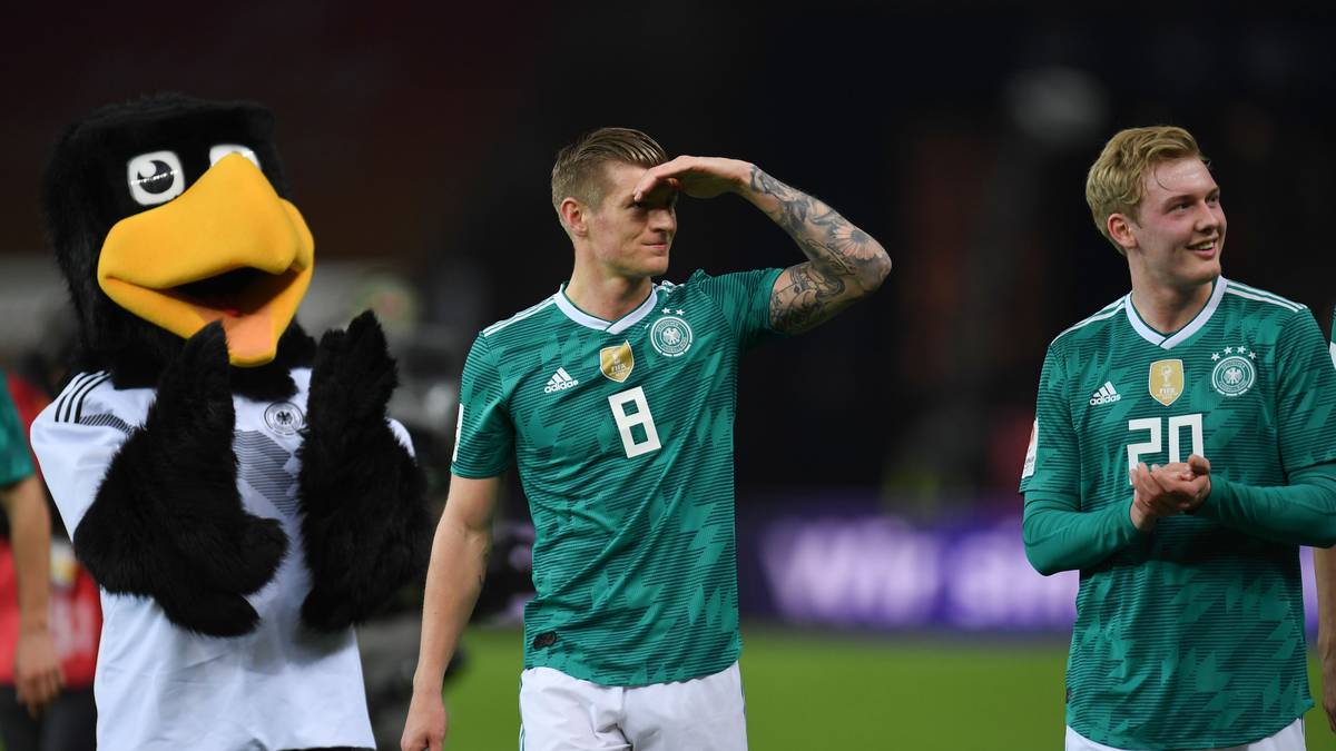 Diese Serie riss Ende März mit einem 0:1 gegen Brasilien. Im Anschluss übte Toni Kroos scharfe Kritik an seinen Mitspielern. Doch der erste Weckruf vor der WM verhallte. Stattdessen sorgten ungeahnte Nebengeräusche für Unruhe