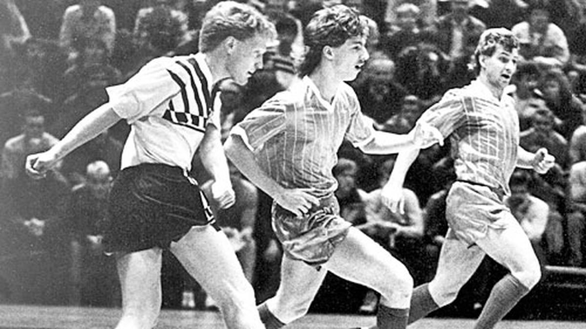 Thomas Linke (M.) macht als talentierter Abwehrspieler bei Rot-Weiß Erfurt auf sich aufmerksam.  Zwei Jahre nach der Wiedervereinigung wechselt der Thüringer zum FC Schalke. Linke ist Teil der Eurofighter, die 1997 den UEFA-Cup gewinnen. Später wird Linke beim FC Bayen endgültig zum Titelhamster