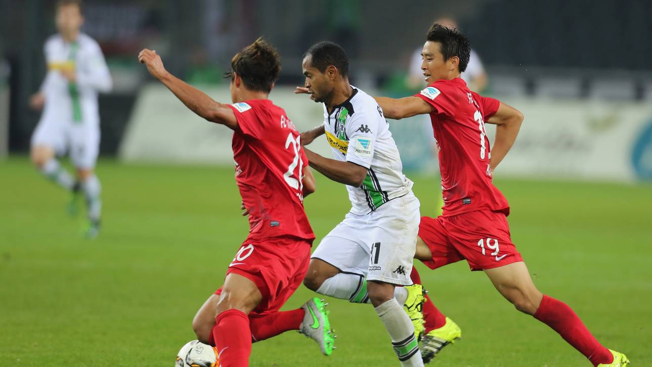 Borussia Moenchengladbach v FC Augsburg - Bundesliga