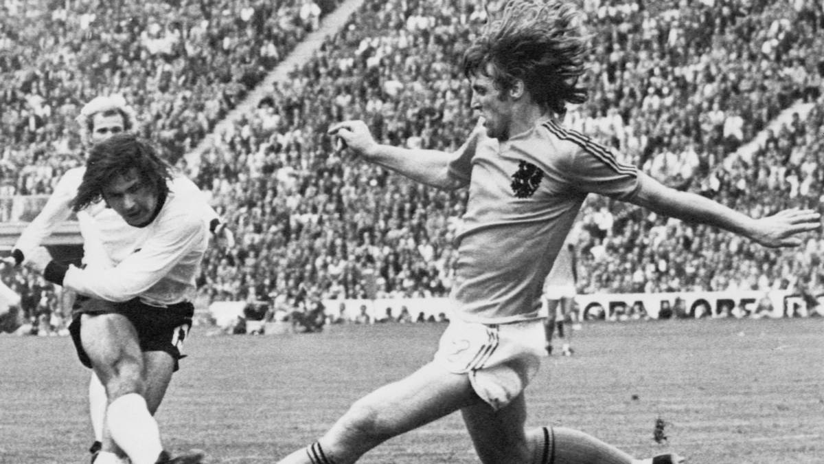 PLATZ 11: GERD MÜLLER - Neben Beckenbauer der zweite Garant  für die goldene Ära Deutschlands und des FC Bayern in den 70er Jahren. Treffsicherster deutscher Spieler aller Zeiten (398 Tore für den FC Bayern, 68 für Deutschland in 62 Spielen), 1974 WM-Finaltorschütze. Der Stürmer schlechthin