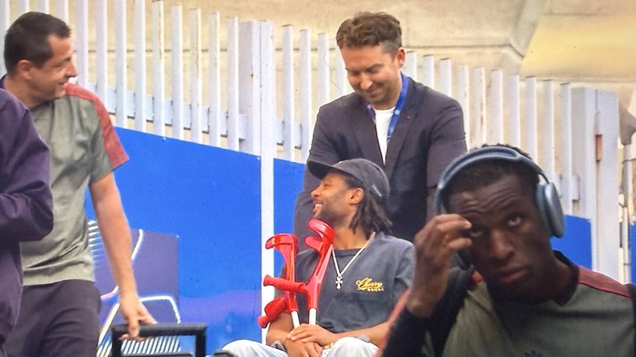 Gnabry im Rollstuhl in Paris