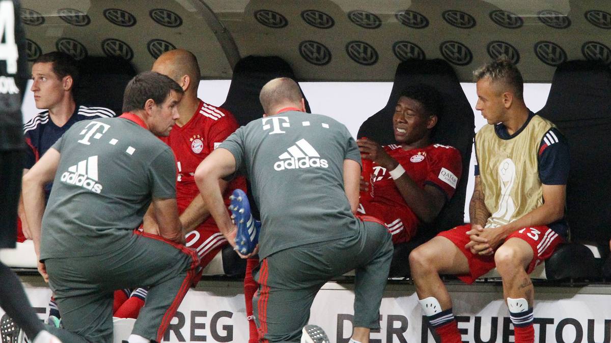 David Alaba krümmt sich vor Schmerzen auf der Bank des FC Bayern