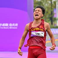 Der Chinese He Jie gewinnt nach einer irren Aktion den Halbmarathon von Peking. Nach seinem Skandal-Triumph wird er aber gemeinsam mit einem afrikanischen Trio disqualifiziert. 