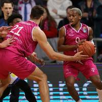 Die Baskets Bonn erobern die Tabellenführung in der Basketball Bundesliga. Zumindest vorübergehend verdrängen sie Alba Berlin von Platz eins.