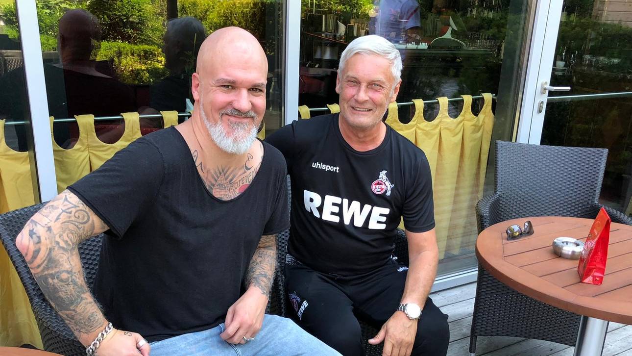 Kölns Geschäftsführer Sport Armin Veh (r.) im Gespräch mit SPORT1-Reporter Reinhard Franke