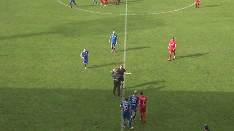 Ex-Bundesligist Stuttgarter Kickers sorgt in der Oberliga mit einer Fairplay-Aktion für positive Schlagzeilen. Trainer Gehrmann gibt die Anweisung für ein Eigentor.