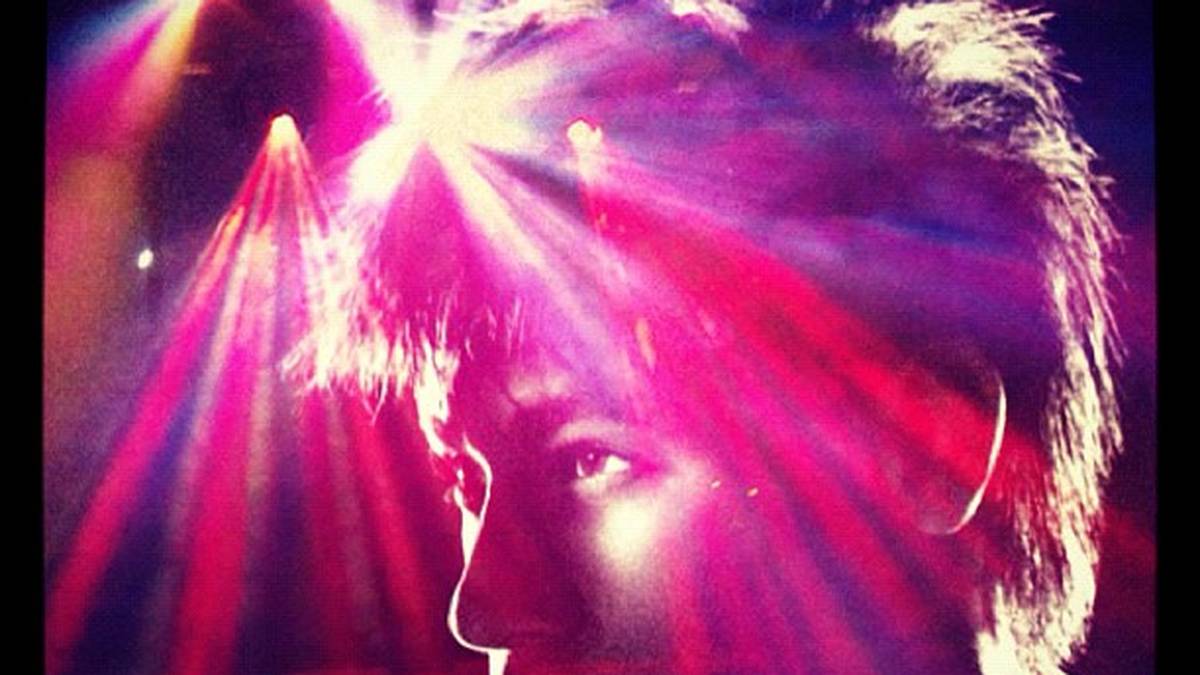 Im Juni 2012 präsentiert Neymar seinen Fans bei Instagram ein Foto, das wie ein Schallplattencover aus den 80er Jahren aussieht - Fönfrisur und Neonfarben inklusive