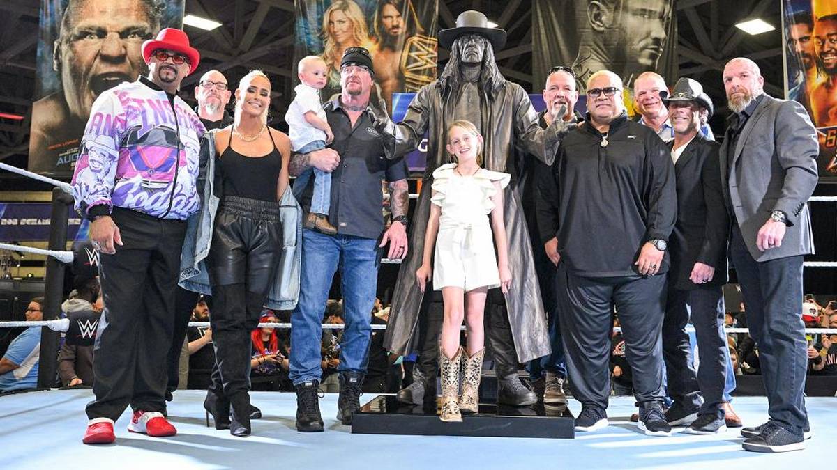 Von links nach rechts: Godfather, Dennis Knight, Michelle McCool, Undertaker, Tochter Kaia Faith, Mark Canterbury, Rikishi, Kane, Shawn Michaels, Triple H