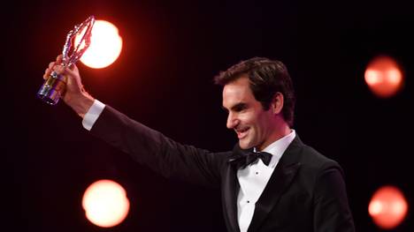 Roger Federer erhält seine Trophäen fünf und sechs bei den Laureus Awards
