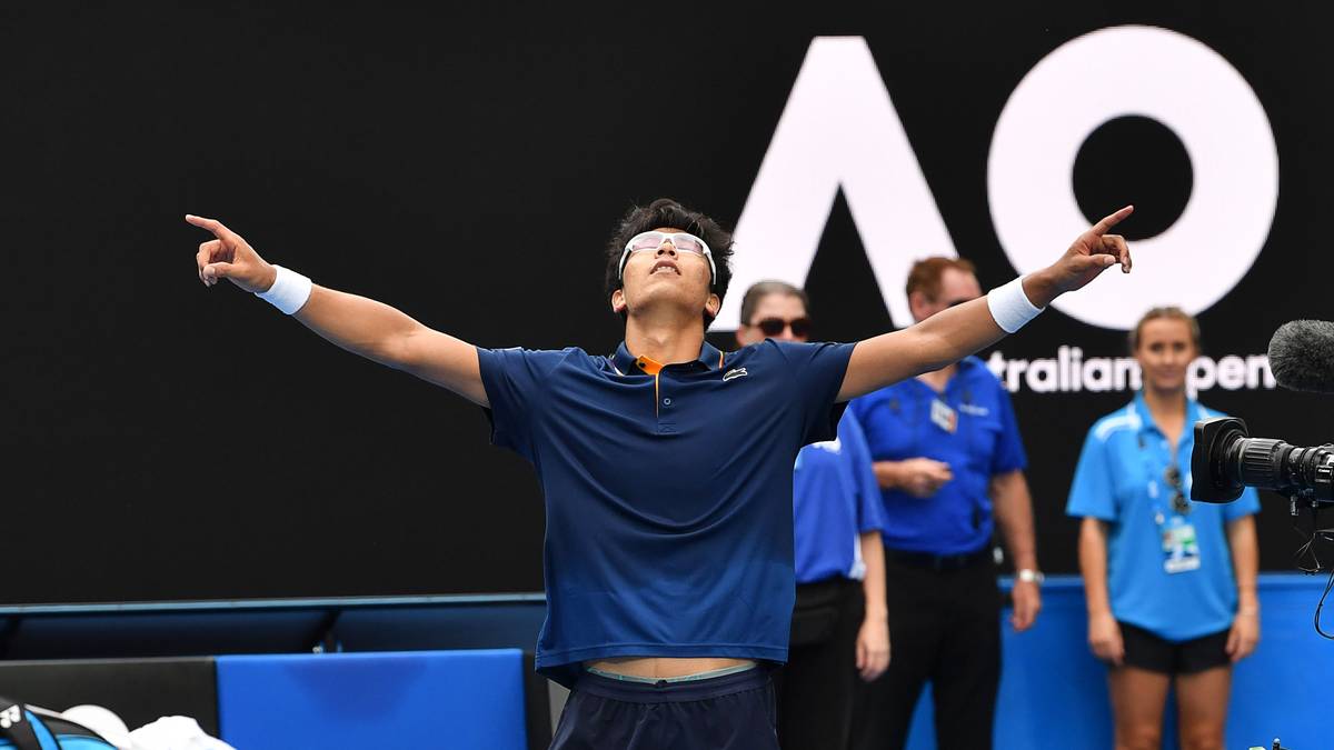 Dabei liegt der ein Jahr jüngere Deutsche ganze 54 Ränge vor Chung. Doch wieder einmal verabschiedete sich Zverev in der ersten Woche eines Grand Slams, während "Professor" Chung weiter die Erfolgswelle ritt und nach dem Sieg gegen Idol Djokovic erstmals in seiner Karriere das Viertelfinale bei einem Major erreichte