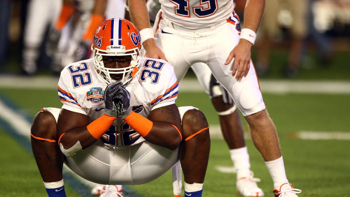DUSTIN DOE (Linebacker): Der gefürchtete Hitter spielt zwischen 2006 und 2009 in Gainesville eine Schlüsselrolle. 2007 wird er wegen Widerstands gegen die Verhaftung am Rande einer Prügelei angeklagt, die Vorwürfe werden anschließend fallen gelassen. 2009 fährt er ohne Führerschein und bekommt Bewährung