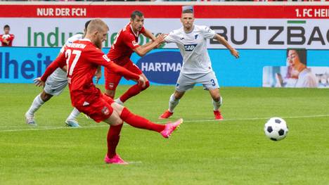 Jan-Niklas Beste vergibt Strafstoß gegen Oliver Baumann