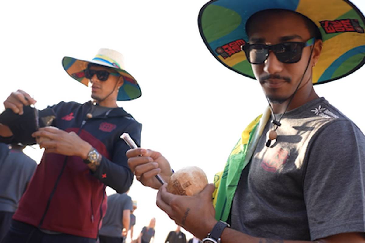 Knapp über einen Monat vor Bundesligastart ist Bayer Leverkusen in sein Trainingslager nach Rio de Janeiro aufgebrochen. Bevor es an die Arbeit ging, stand für die Werkself noch Party mit Kokosnüssen auf dem Programm.