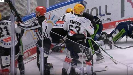 Die Straubing Ice Tigers entscheiden das Spitzenspiel der Penny DEL gegen die Pinguins Bremerhaven mit 3:1 für sich. Zwischenzeitlich geht es auch abseits des Sports hoch her.