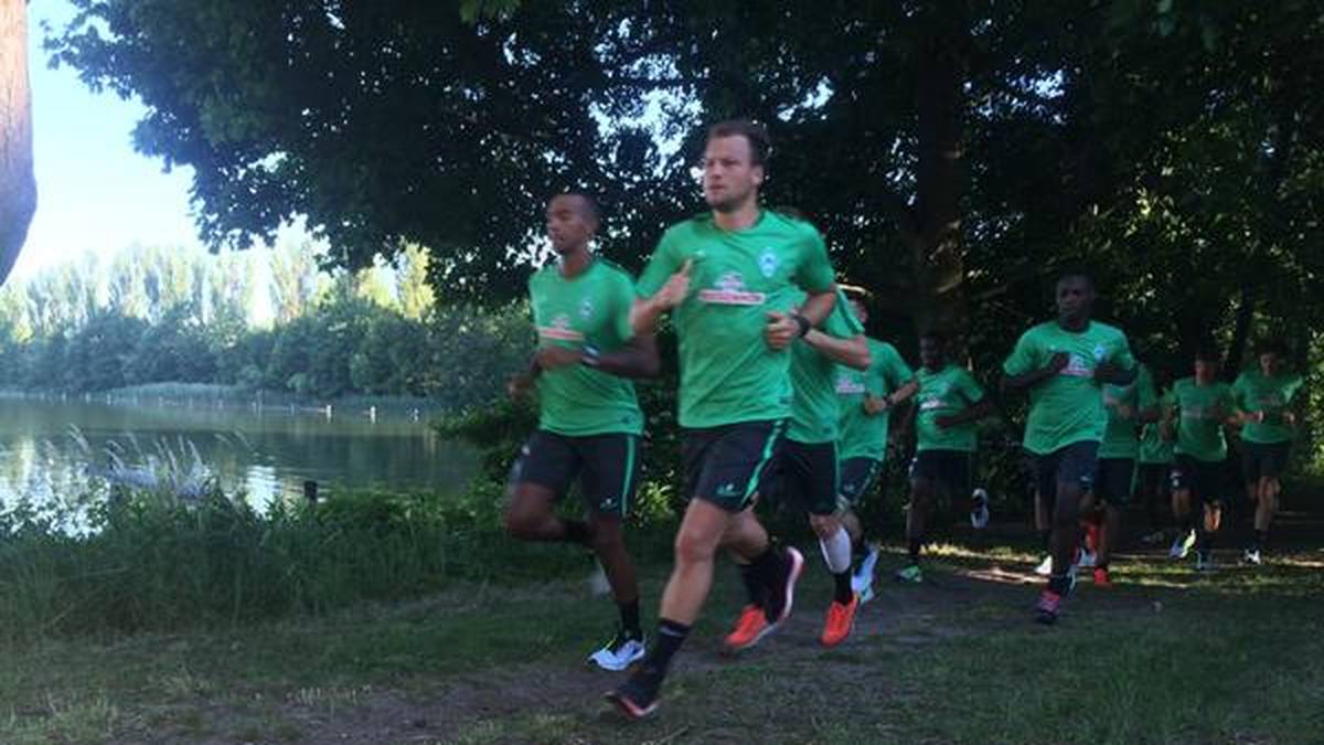 In Neuruppin angekommen drehen die Spieler von Werder Bremen erst einmal ein paar Runden um den See