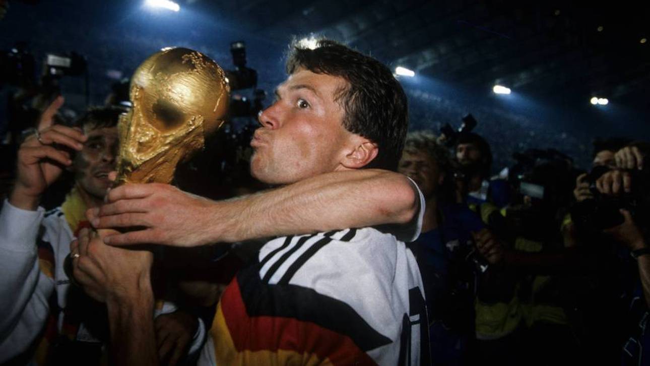 Lothar Matthäus 1990 mit dem WM-Pokal