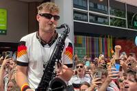Nächste Party-Stimmung bei den deutschen Fußballfans. In Stuttgart versammeln sich schon lange vor dem Anpfiff tausende Menschen. Mit dabei auch Kult-Saxophonist André Schnura.
