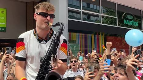 Nächste Party-Stimmung bei den deutschen Fußballfans. In Stuttgart versammeln sich schon lange vor dem Anpfiff tausende Menschen. Mit dabei auch Kult-Saxophonist André Schnura.