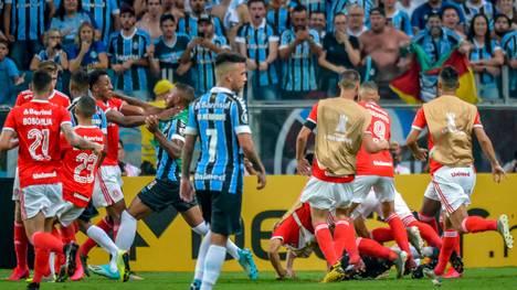 Beim Spiel von Internacional und Gremio flogen acht Spieler vom Platz