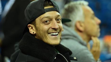 Mesut Özil ging nach dem Sieg von Roger Federer aus sich heraus