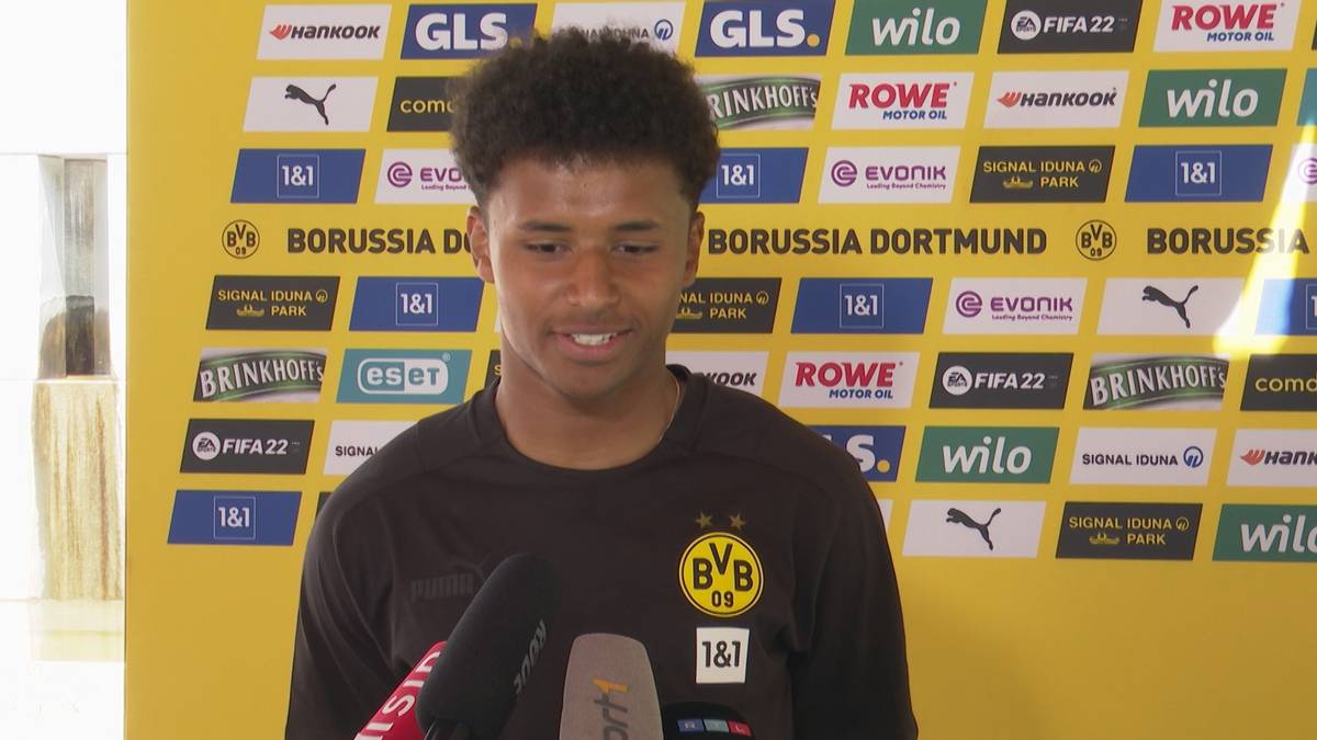 Karim Adeyemi wechselte trotz zahlreicher Angebote im Sommer zu Borussia Dortmund. Im Trainingslager sprach der Youngster über sein Idol Marco Reus und die deutsche Meisterschaft. 