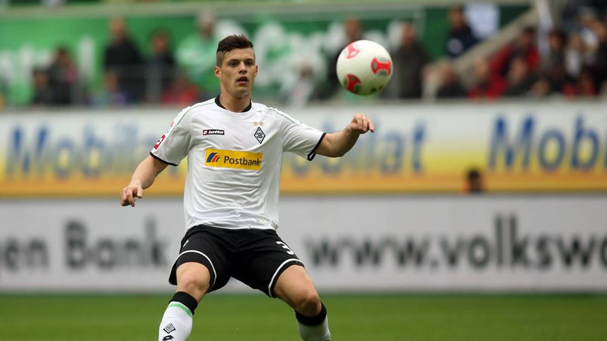 Xhaka kommt 2012 für 8,5 Millionen Euro vom FC Basel, in Gladbach benötigt der ungestüme Schweizer etwas Anlaufzeit. Doch dann läuft Xhaka heiß, wird zum Leader auf dem Platz und führt die Borussia in die Champions League. 2016 zieht Xhaka für 45 Millionen Euro zum FC Arsenal weiter, es ist bis heute der Rekordtransfer der Fohlen.