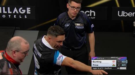 Ein Fan pfeift in den Wurf von Stephen Bunting. Gegner Gerwyn Price hat den Unruhestifter erkannt und lässt diesen dann aus der Halle werfen.