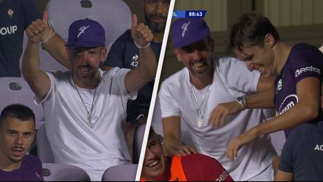 Federico Chiesa trifft gegen Bologna gleich drei Mal. Fiorentina-Kollege Franck Ribéry verfolgt das Spektakel begeistert von der Tribüne aus.