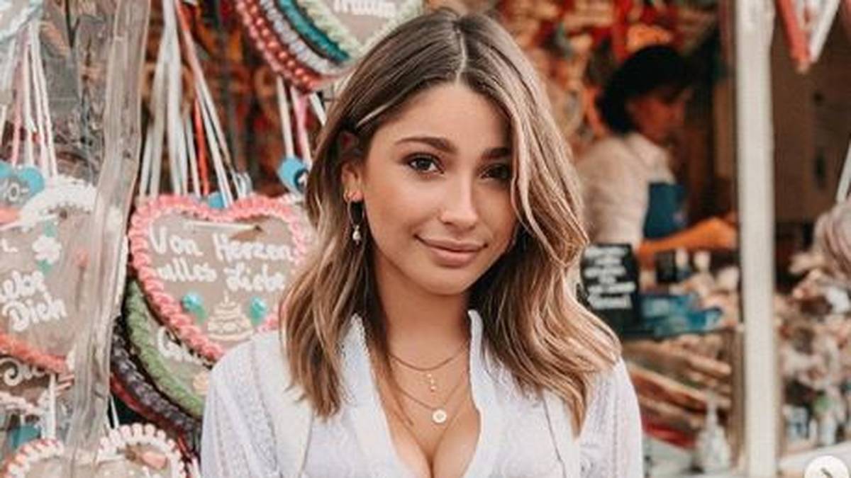 Das Oktoberfest in München zieht nicht nur Fußball-Profis an, sondern auch deren bessere Hälften. Hier lächelt Catharina Maranca, die Freundin von Augsburgs Felix Götze in ihrem feschen Dirndl in die Kamera