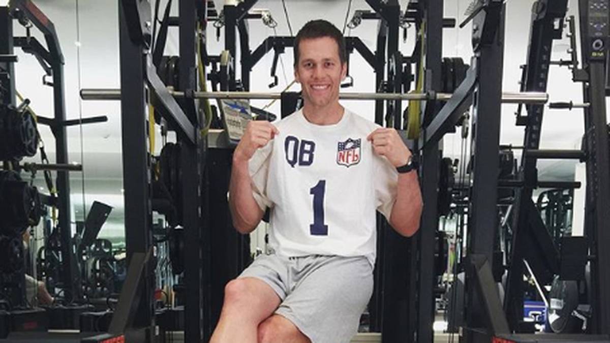 Beim NFL-Draft 2000 muss Brady lange warten, ehe er von einem Team gepickt wird. In der sechsten von sieben Runden an Position 199 wählen die New England Patriots den Spielmacher aus. Der Quarterback-Coach der Pats hatte sich für ihn ausgesprochen