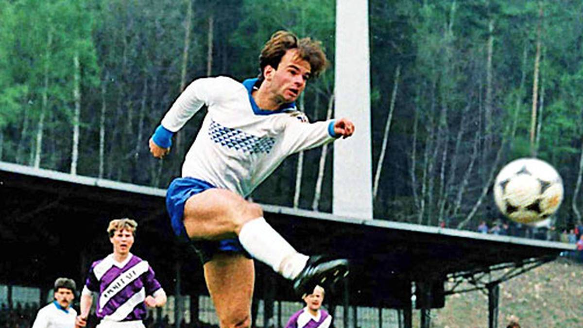 Rico Steinmann gehört während der Wende zu den größten Talenten im Osten. Beim FC Karl-Marx-Stadt, dem späteren Chemnitzer FC, reift er zum Nationalspieler. Steinmann wechselt 1991 zum 1. FC Köln, doch dort kann er die hohen Erwartungen nie erfüllen