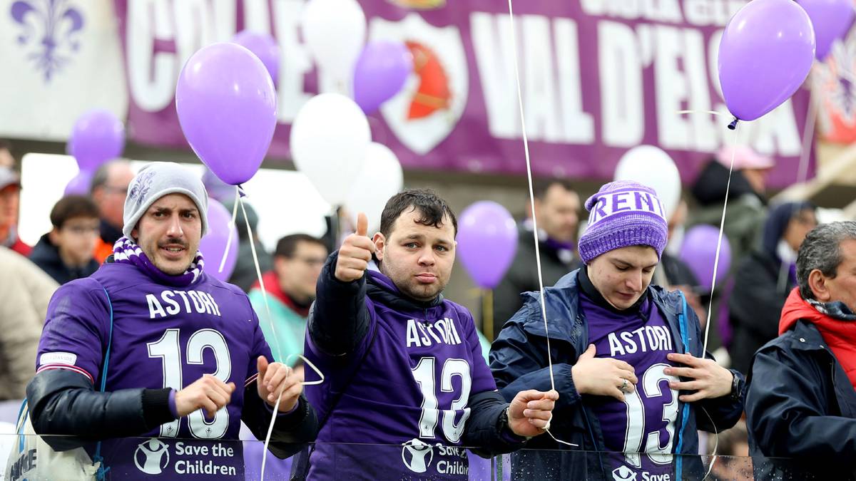 Eine Woche nach Astoris tragischem Tod trugen Tausende Anhänger des Klubs dessen Trikot, zudem wurden mit dem Anpfiff einige Hundert Luftballons in der Vereinsfarbe violett gen Himmel geschickt