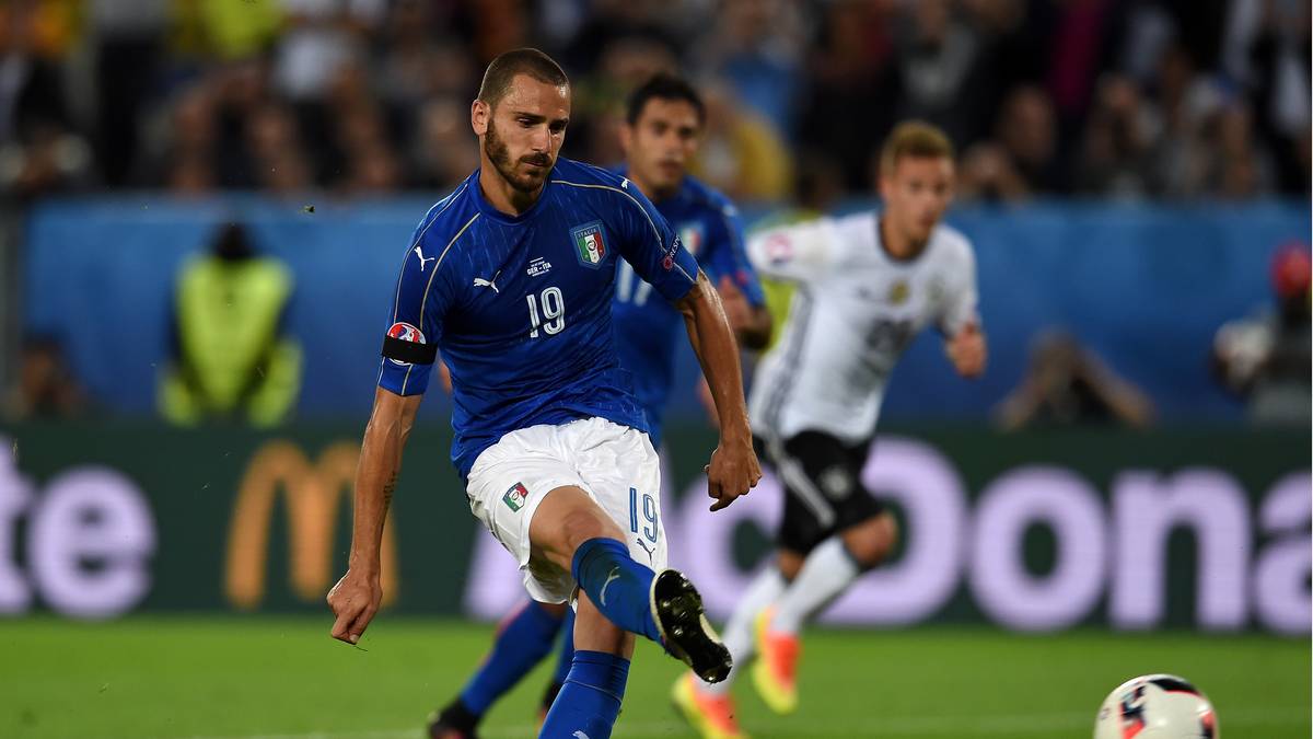 Nach einem Handspiel von Jerome Boateng im Sechzehner zeigt der Schiedsrichter auf den Elfmeterpunkt. Leonardo Bonucci lässt sich die Chance nicht nehmen. In der Verlängerung fallen keine Tore. Ein Elfmeter-Krimi bringt die Entscheidung. Und der Showdown vom Punkt wird spektakulär