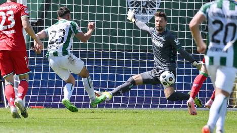 Malik Batmaz (Preußen Münster, 23) scheitert an Torwart Ron-Robert Zieler (Hannover 96) 