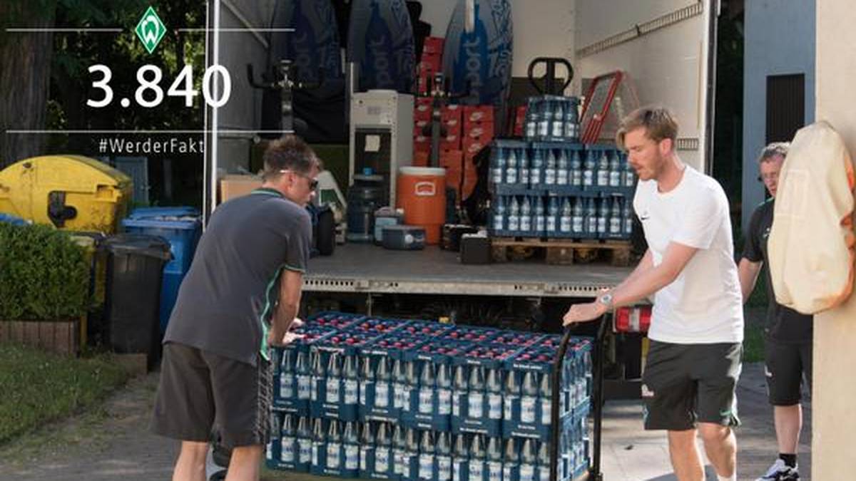 Damit die Bremer nicht verdursten, hat Werder sage und schreibe 3840 Flaschen Wasser dabei