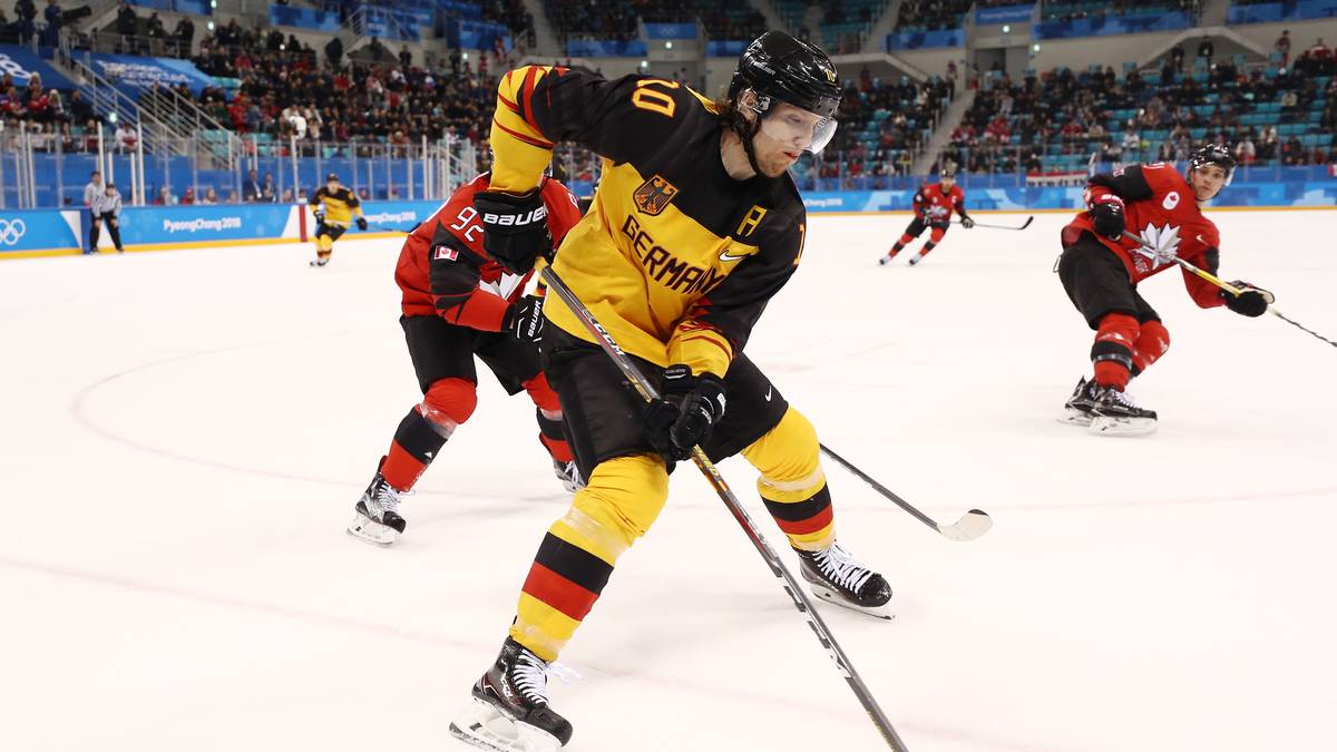 CHRISTIAN EHRHOFF (35, Kölner Haie): Ehrhoff ist ein offensiv ausgerichteter Verteidiger, der häufig auch läuferisch und mit schnellen Spielzügen überzeugen kann. Er bringt zudem 16 Jahre Erfahrung in der NHL mit, unter anderem in Vancouver und Buffalo