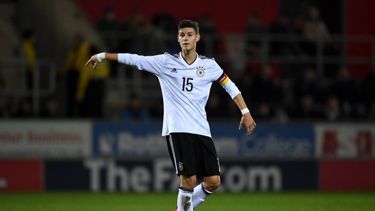 TOM KRAUSS: Der 16-Jährige stammt aus einer richtigen Fußballerfamilie. Sein Vater Holger spielte unter anderem für den FSV Zwickau und den Halleschen FC, auch sein Großvater und sogar sein Ur-Großvater waren im DDR-Fußball aktiv